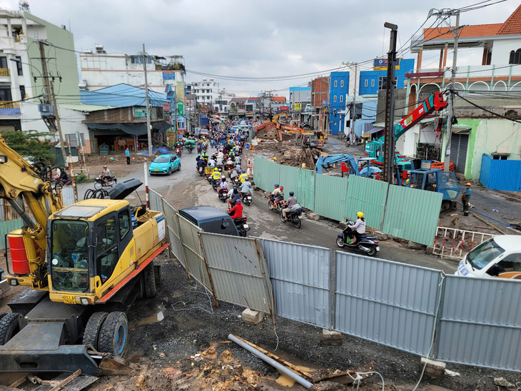 Lãnh đạo TP.HCM khảo sát cầu đường Nguyễn Khoái, đường Dương Quảng Hàm, cầu Tân Kỳ Tân Quý  - Ảnh 6.