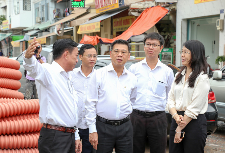 Lãnh đạo TP.HCM khảo sát cầu đường Nguyễn Khoái, đường Dương Quảng Hàm, cầu Tân Kỳ Tân Quý  - Ảnh 3.