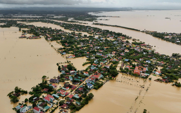 ‘Phong bạt’ đói khát trong lũ, chính quyền Lệ Thủy chạy bở hơi tai - Ảnh 3.