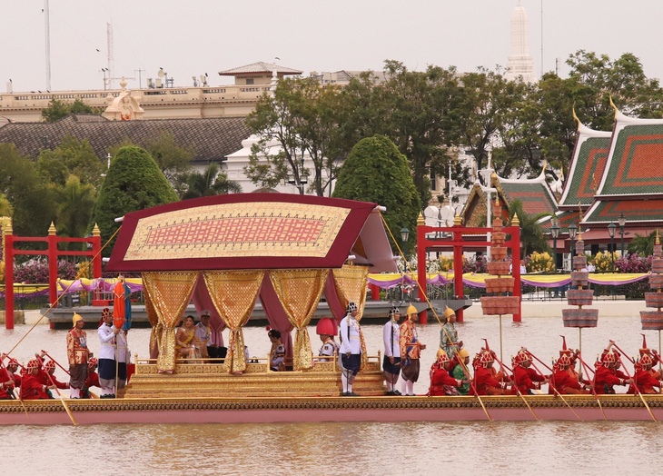 Tráng lệ lễ rước thuyền hoàng gia kỷ niệm 72 năm ngày sinh Quốc vương Thái Lan - Ảnh 3.