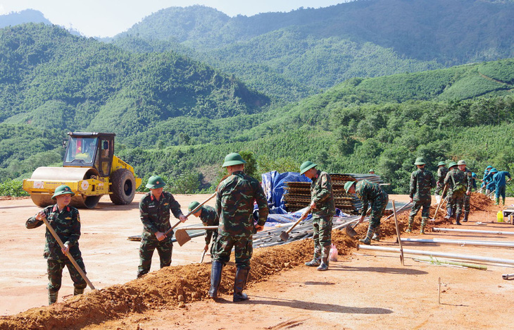 Giữa tháng 10 lắp 4 nhà tái định cư đầu tiên cho người dân Làng Nủ - Ảnh 1.