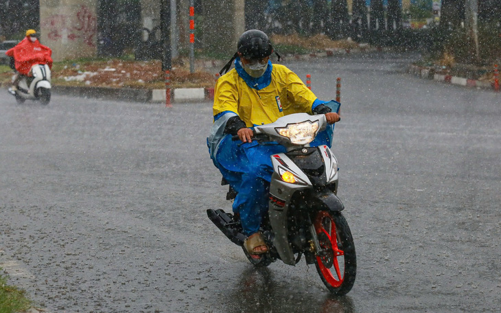 Cần Giờ, Bình Chánh, Thủ Đức mây dông đen kịt, sấm chớp ì đùng, trời chuyển mưa lớn  - Ảnh 3.