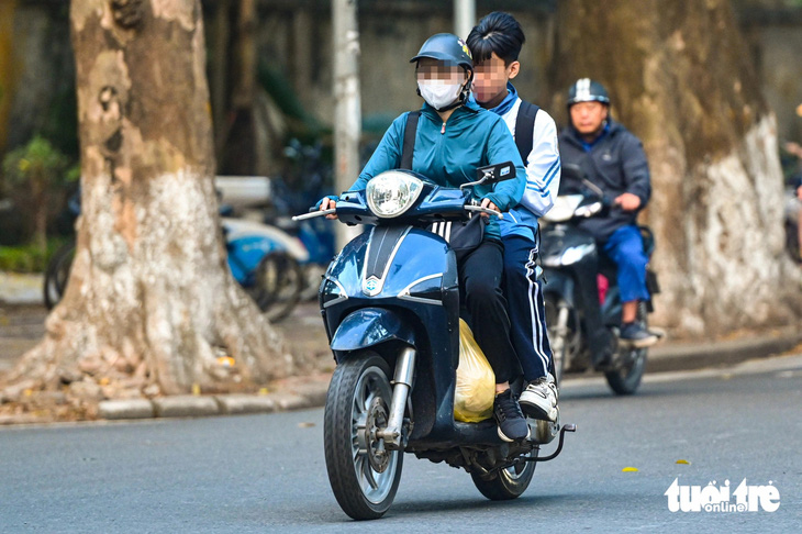 Xử lý vi phạm giao thông học sinh: Người lớn đội mũ bảo hiểm cho mình nhưng bỏ quên con trẻ - Ảnh 2.