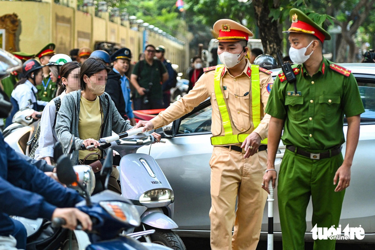 Xử lý vi phạm giao thông học sinh: Người lớn đội mũ bảo hiểm cho mình nhưng bỏ quên con trẻ - Ảnh 3.