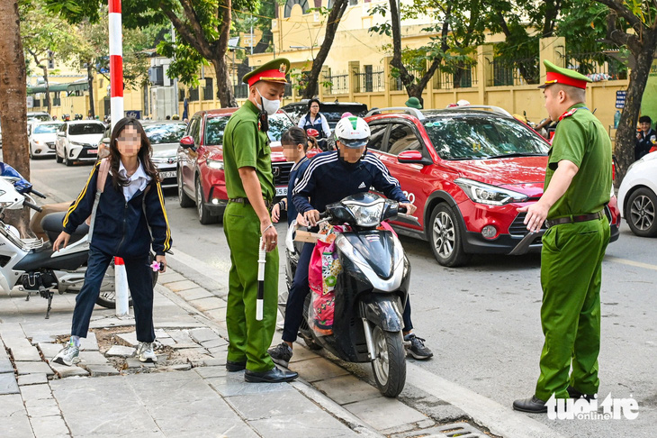 Xử lý vi phạm giao thông học sinh: Người lớn đội mũ bảo hiểm cho mình nhưng bỏ quên con trẻ - Ảnh 5.