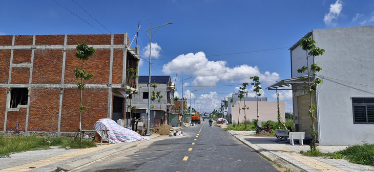 Khu tái định cư ở Cần Thơ hoàn thành nhưng người dân vẫn xài điện 'câu đuôi' - Ảnh 1.