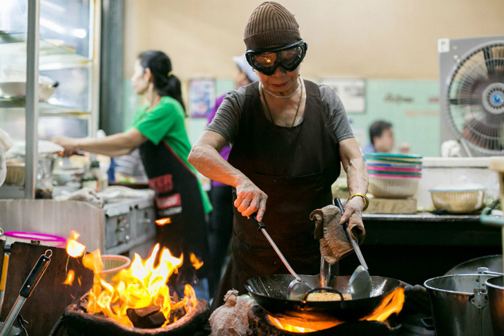 Thực hư 'chị nốt ruồi' Jay Fai nghỉ bán trứng chiên cua - Ảnh 1.