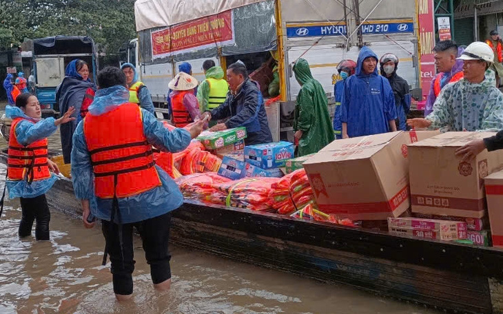 Cõng bệnh nhân 2km vượt lũ Lệ Thủy đi cấp cứu trong đêm - Ảnh 3.