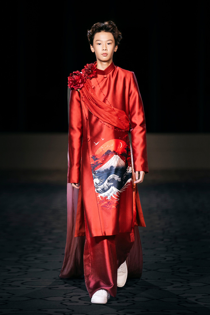 MC nhí Tuấn Kiệt gây bất ngờ tại Tokyo Couture Fashion Week 2024 - Ảnh 6.