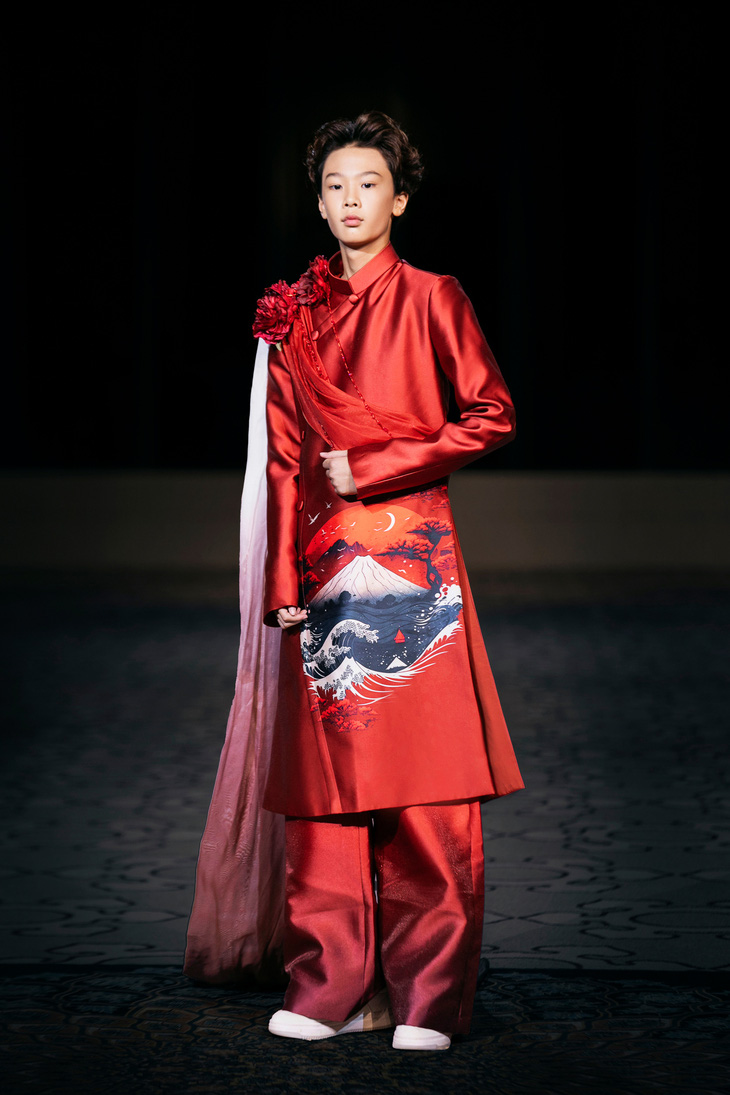 MC nhí Tuấn Kiệt gây bất ngờ tại Tokyo Couture Fashion Week 2024 - Ảnh 4.