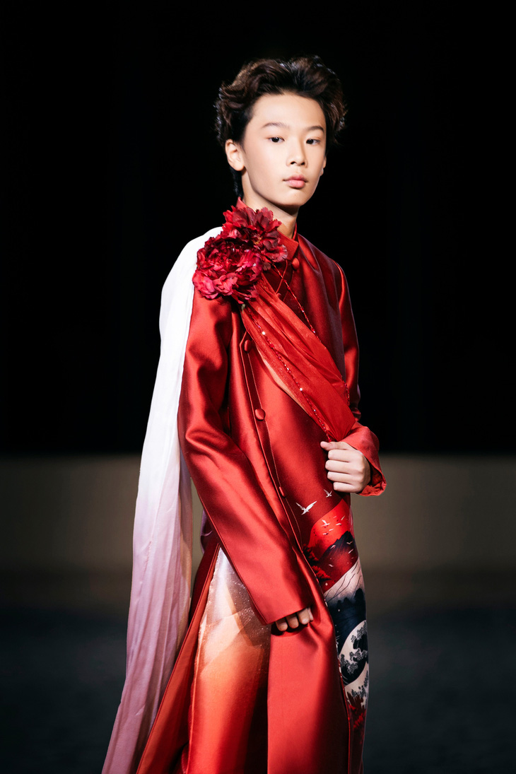 MC nhí Tuấn Kiệt gây bất ngờ khi biểu diễn tại Tokyo Couture Fashion Week 2024 - Ảnh 5.