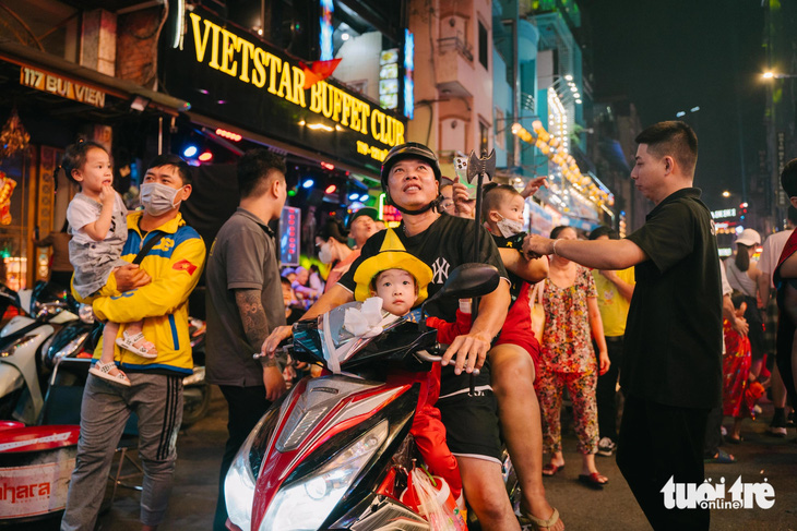 Người Việt 'chơi' Halloween còn nhiệt hơn người Tây - Ảnh 6.