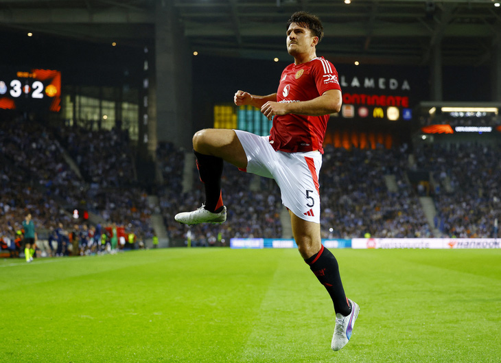 Bruno Fernandes received another red card in Man United's 3-3 draw with Porto - Photo 2.