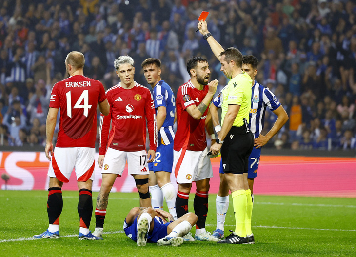 Bruno Fernandes received another red card in Manchester United's 3-3 draw with Porto - Photo 1.