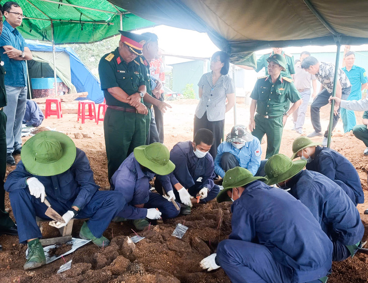 Phát hiện hố chôn tập thể nghi mộ liệt sĩ cạnh quốc lộ 19 - Ảnh 1.