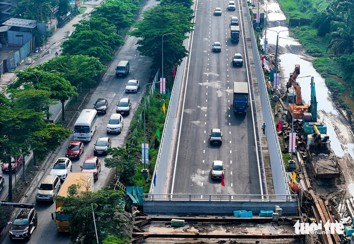 Thông xe nhánh hầm chui Nguyễn Văn Linh - Nguyễn Hữu Thọ, hướng Tân Thuận đi quốc lộ 1 - Ảnh 4.