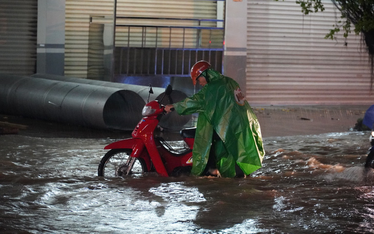 Người dân Cần Thơ ‘bó gối’ vì nước ngập trong ngày triều cường đạt đỉnh - Ảnh 12.