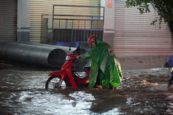 Triều cường đạt mức báo động 3, ngập “chuyển hướng” khỏi quận trung tâm Cần Thơ - Ảnh 1.