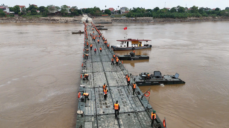 Dừng phà quân sự, lắp lại cầu phao Phong Châu  - Ảnh 2.