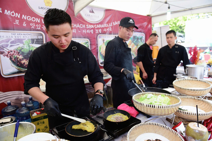 Vietnam Phở Festival 2024: Khách xếp hàng dài, bánh mì, chả giò cũng 'cháy hàng' - Ảnh 9.