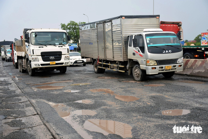 Vượt lưu lượng thiết kế 5 lần, quốc lộ 51 tan nát, đầy ổ gà nguy hiểm - Ảnh 4.