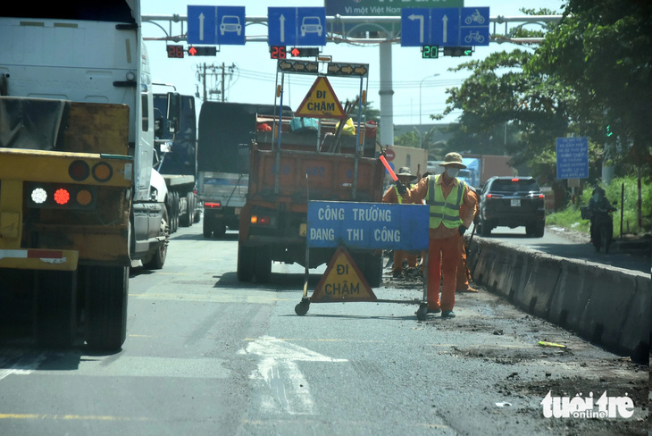 Vượt lưu lượng thiết kế 5 lần, quốc lộ 51 tan nát, đầy ổ gà nguy hiểm - Ảnh 8.