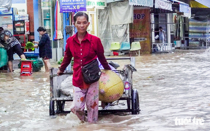 Người dân Cần Thơ ‘bó gối’ vì nước ngập trong ngày triều cường đạt đỉnh - Ảnh 1.