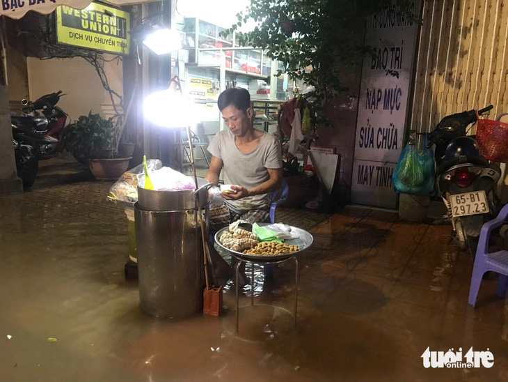 Người dân Cần Thơ ‘bó gối’ vì nước ngập trong ngày triều cường đạt đỉnh - Ảnh 9.