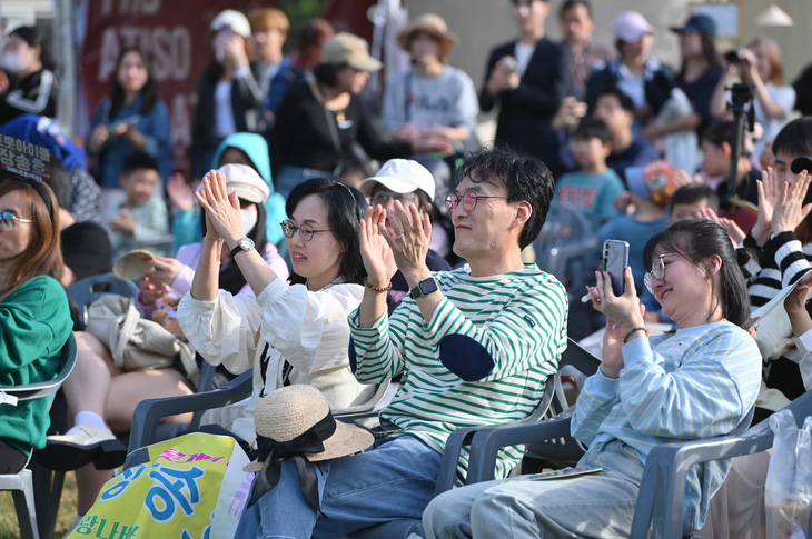 Ricky Star, Jang Song Ho 'bùng cháy', KTGRZ ONE nhảy See tình tại Vietnam Phở Festival 2024 - Ảnh 14.