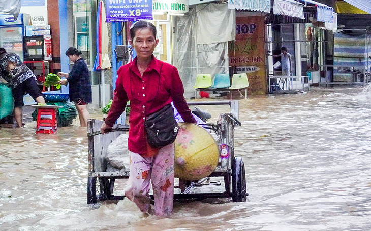 Cơn mưa kéo dài gần 2 giờ, Cần Thơ ngập sâu - Ảnh 4.