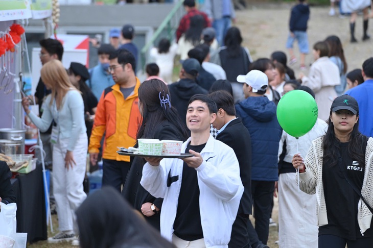 Khách đến Vietnam Phở Festival tại Seoul tăng vọt, các gian hàng gấp rút bổ sung nguyên liệu - Ảnh 3.