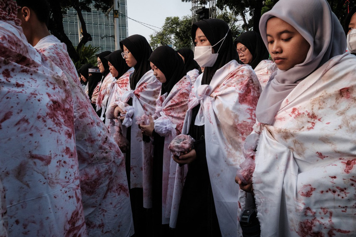 Hàng ngàn người khắp thế giới biểu tình nhân 1 năm chiến tranh bùng nổ ở Dải Gaza - Ảnh 4.