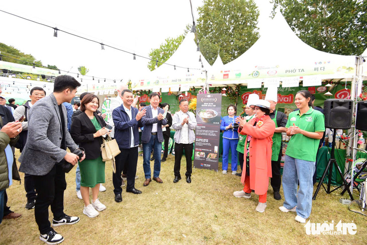 Khách đến Vietnam Phở Festival tại Seoul tăng vọt, các gian hàng gấp rút bổ sung nguyên liệu - Ảnh 13.