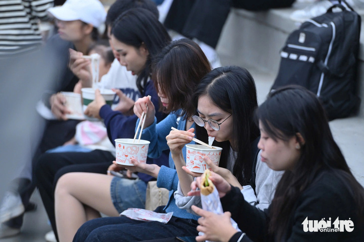 Khách xếp hàng dài chờ vào lễ hội Vietnam Phở Festival tại Seoul - Ảnh 7.