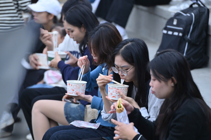 Khách xếp hàng dài chờ vào lễ hội Vietnam Phở Festival tại Seoul - Ảnh 8.