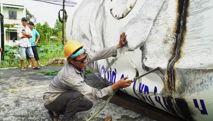 Phải cắt thùng giải cứu xe trộn bê tông nằm chắn ngang quốc lộ 63  - Ảnh 1.