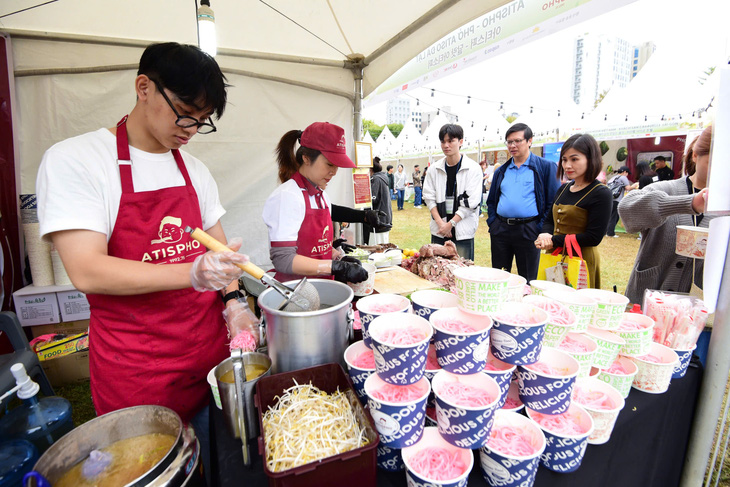 Khách đến Vietnam Phở Festival Seoul tăng vọt, các gian hàng gấp rút bổ sung nguyên liệu - Ảnh 5.