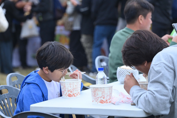 Khách đến Vietnam Phở Festival Seoul tăng vọt, các gian hàng gấp rút bổ sung nguyên liệu - Ảnh 3.