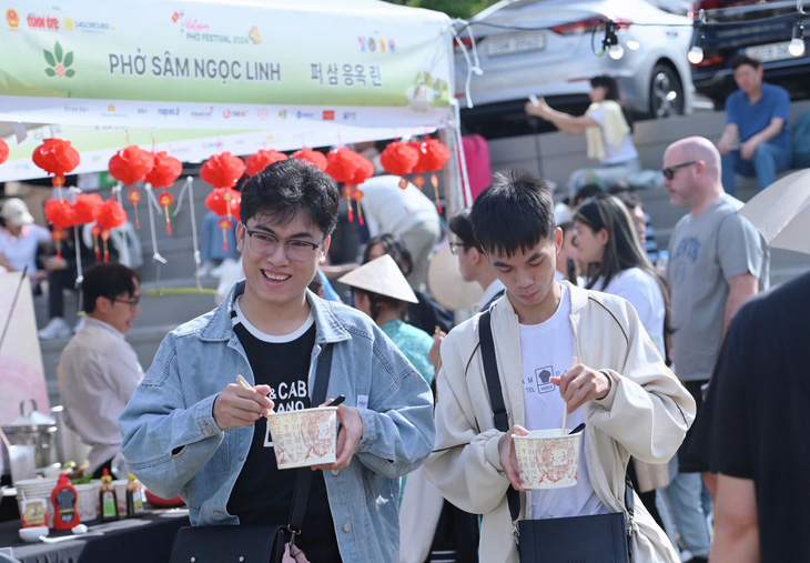 Khách đến Vietnam Phở Festival Seoul tăng vọt, các gian hàng gấp rút bổ sung nguyên liệu - Ảnh 2.