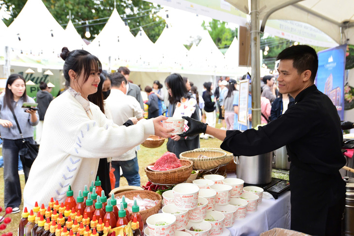 Khách đến Vietnam Phở Festival Seoul tăng vọt, các gian hàng gấp rút bổ sung nguyên liệu - Ảnh 1.