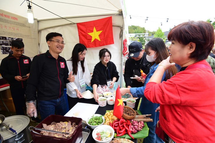 Khách đến Vietnam Phở Festival Seoul tăng vọt, các gian hàng gấp rút bổ sung nguyên liệu - Ảnh 9.