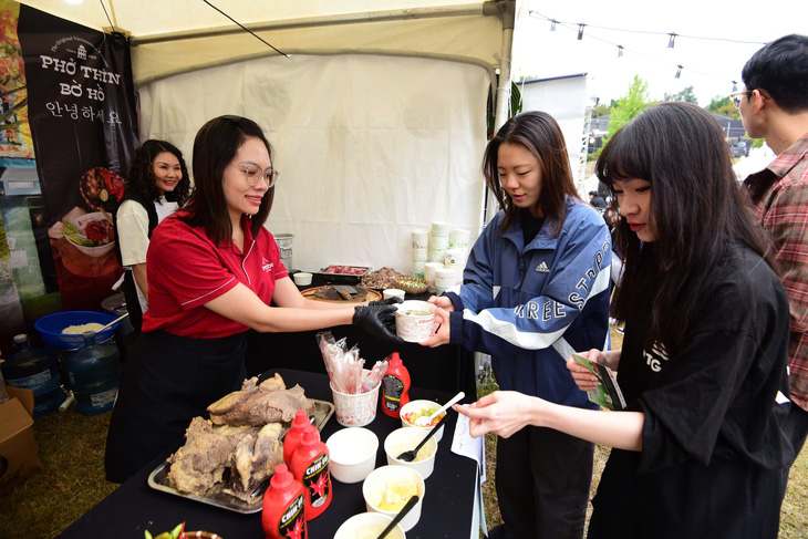 Khách đến Vietnam Phở Festival Seoul tăng vọt, các gian hàng gấp rút bổ sung nguyên liệu - Ảnh 8.