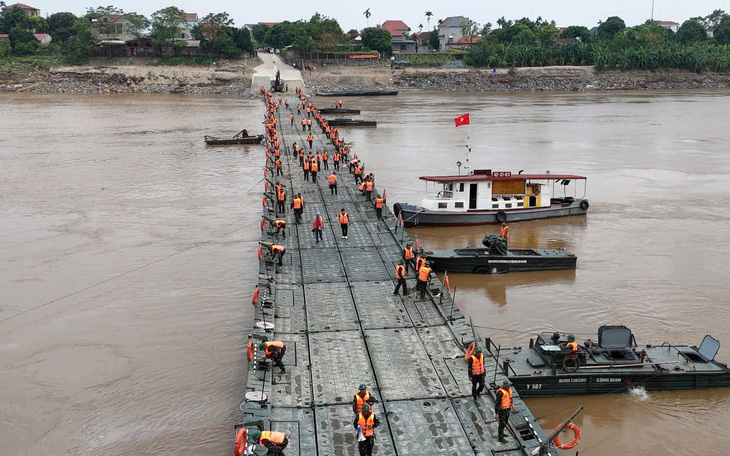 Cầu phao Phong Châu thông xe trở lại phục vụ người dân - Ảnh 3.