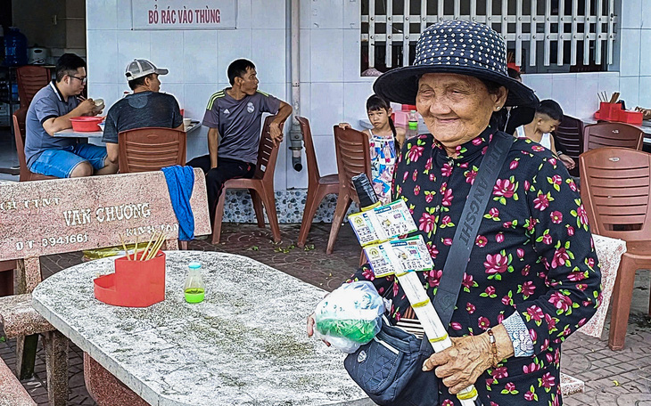 Người bán vé số dạo cũng có khách hàng 'mối', có 'khuyến mãi' tại sao công ty xổ số lại không? - Ảnh 2.