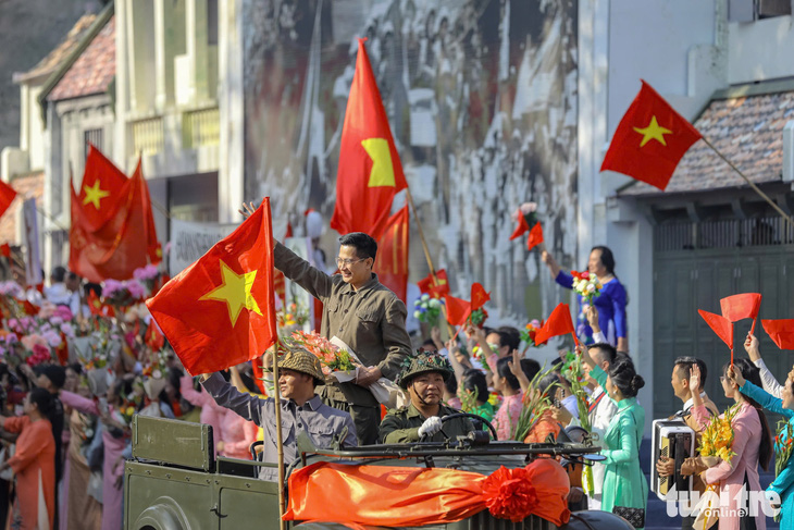 Chủ tịch Trần Sỹ Thanh dâng hương tưởng niệm chủ tịch đầu tiên của Hà Nội Trần Duy Hưng - Ảnh 3.