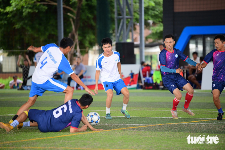 Trận giao hữu đặc biệt tại giải bóng đá công nhân viên chức 2024 khu vực Bình Dương - Ảnh 3.