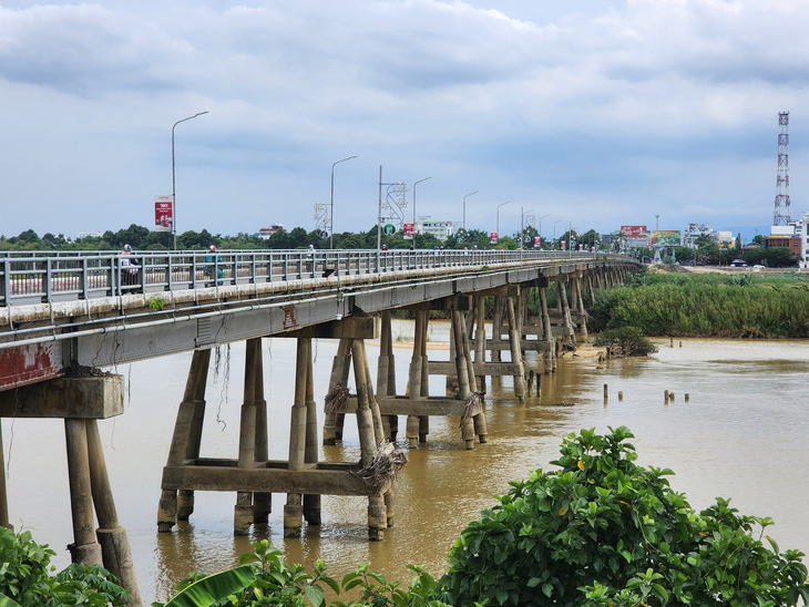 Dừng qua lại cầu Trà Khúc 1 khi lũ đạt mức báo động ba - Ảnh 1.