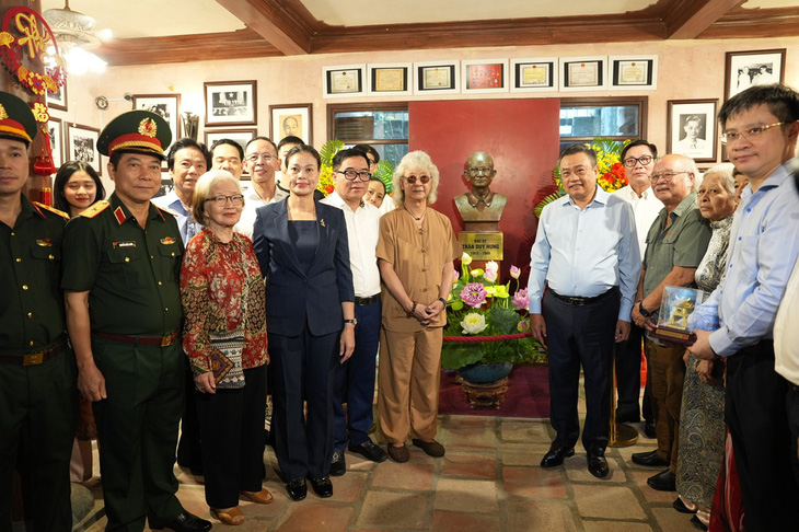 Chủ tịch Trần Sỹ Thanh dâng hương tưởng niệm Chủ tịch đầu tiên của Hà Nội Trần Duy Hưng - Ảnh 2.