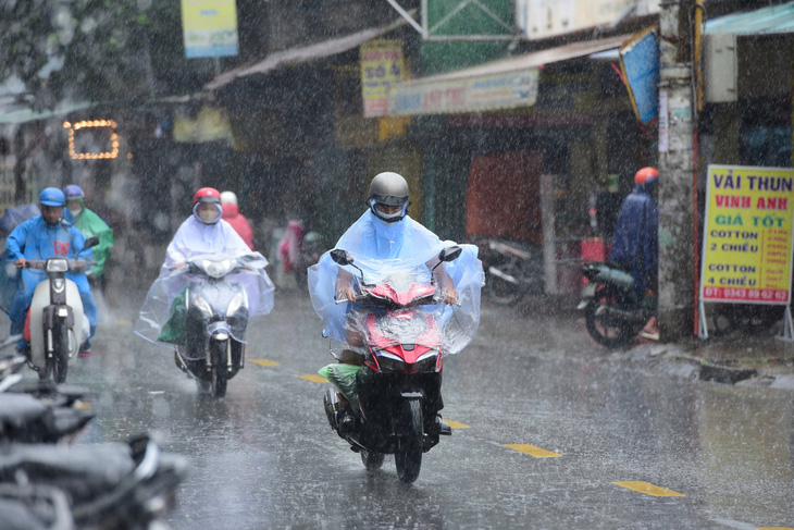 Thời tiết hôm nay 8-10: Bắc Bộ lạnh, Trung Bộ và Nam Bộ mưa to - Ảnh 1.