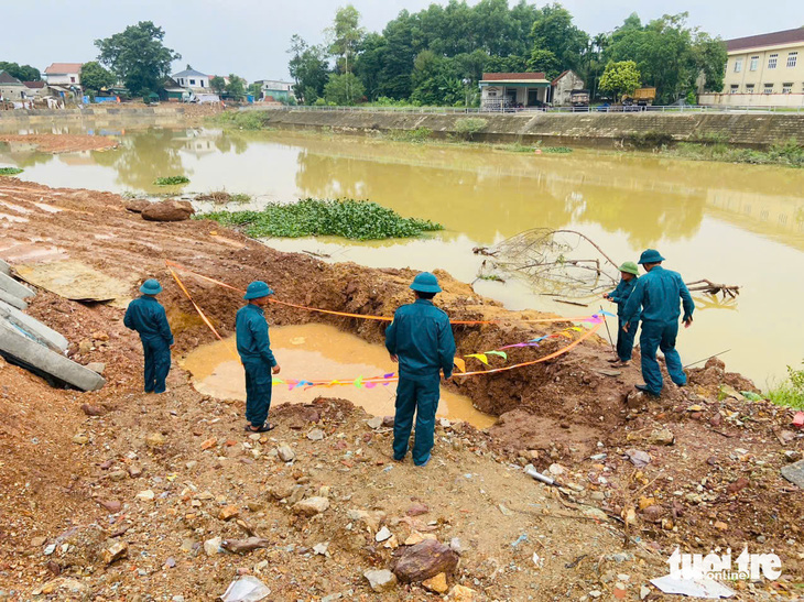 Phát hiện quả bom khi thi công kè chống sạt lở - Ảnh 2.